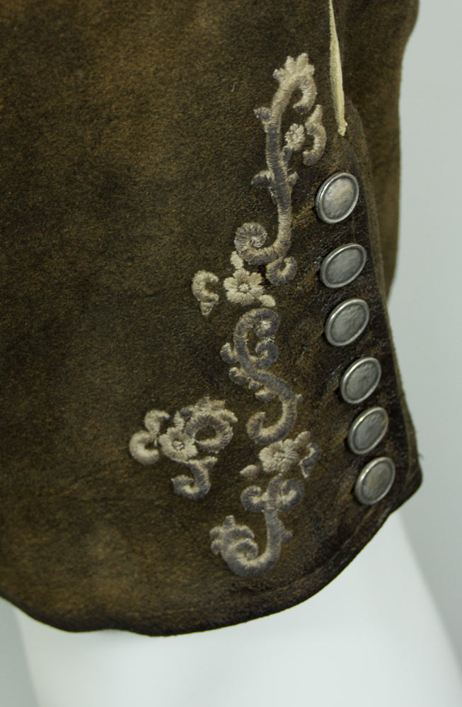 trachtenland-maddox-gretel-kurze-damen-lederhose-mit-hosentr-gern-dunkelbraun-an image 7