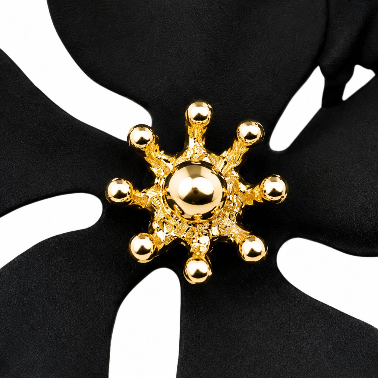 luisia-halskette-nelia-blumen-16-karat-vergoldet-schwarz image 8